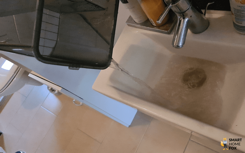 Das Schmutzwasser des ECOVACS DEEBOT X5 OMNI wird nach dem Wischen ausgeleert.